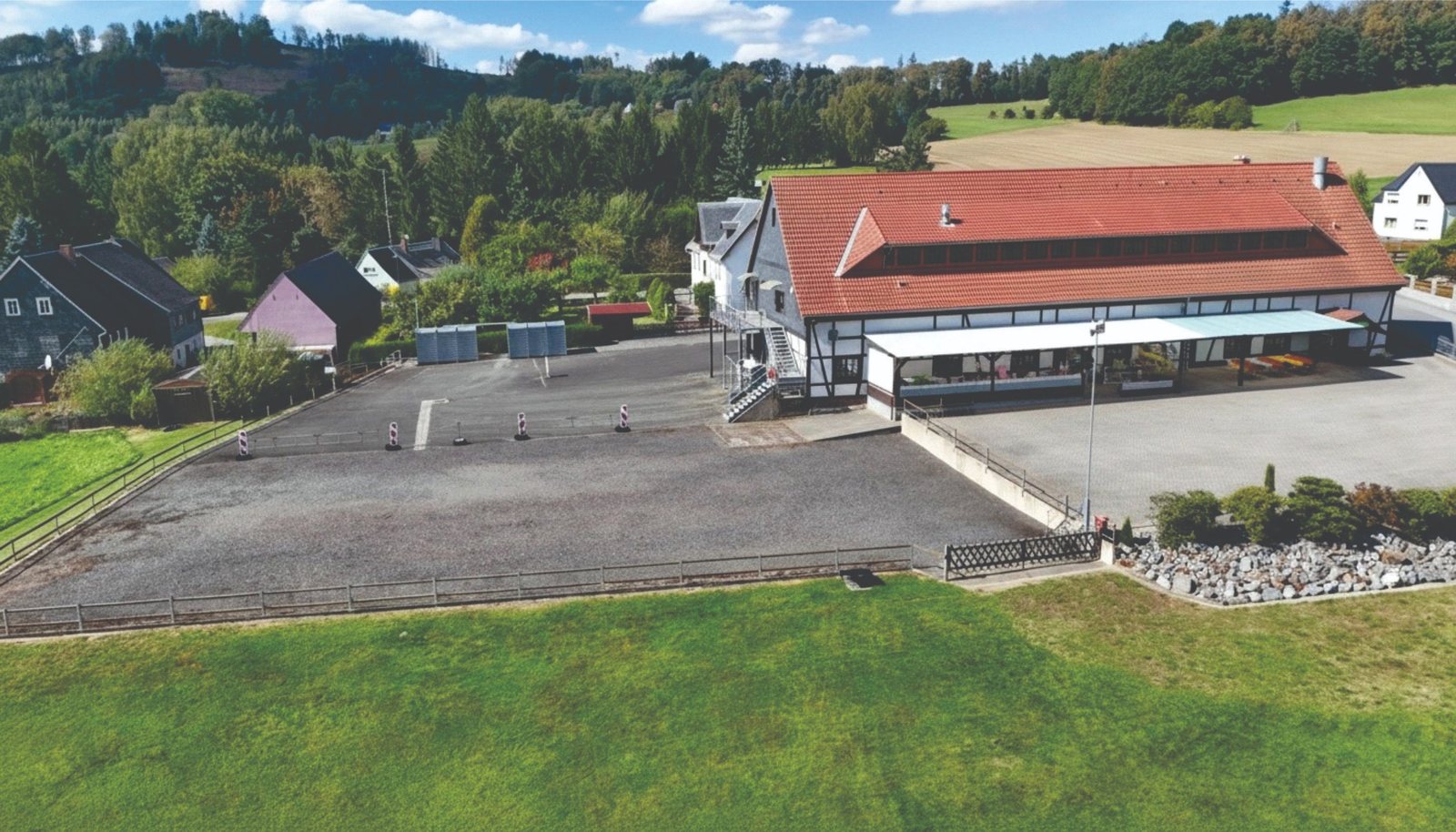 Parkplatz und Au�enbereich