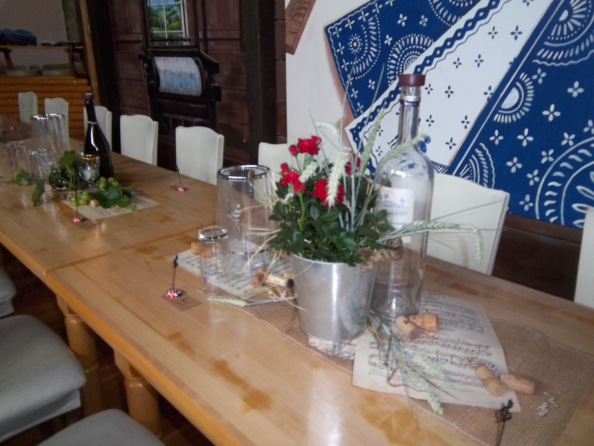 Festlich dekorierter Tisch im Saal